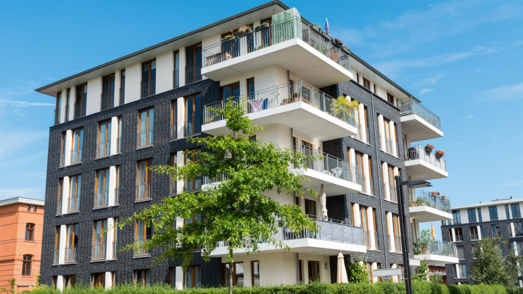 Apartament nou în cartier rezidențial sau vechi în centru?